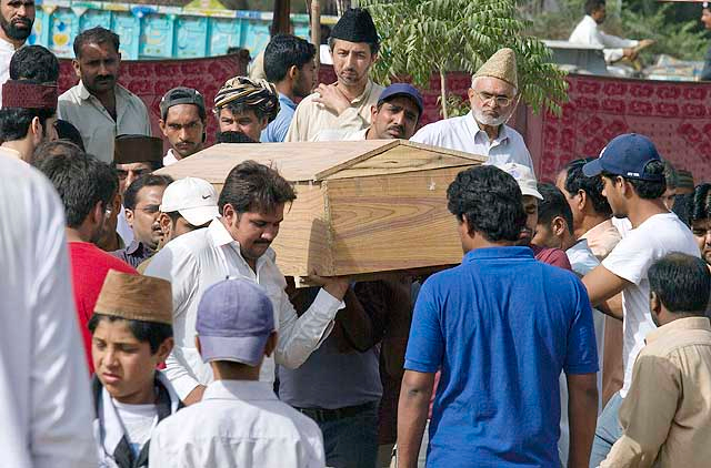 Pakistan buries victims of mosque attacks | Pakistan – Gulf News