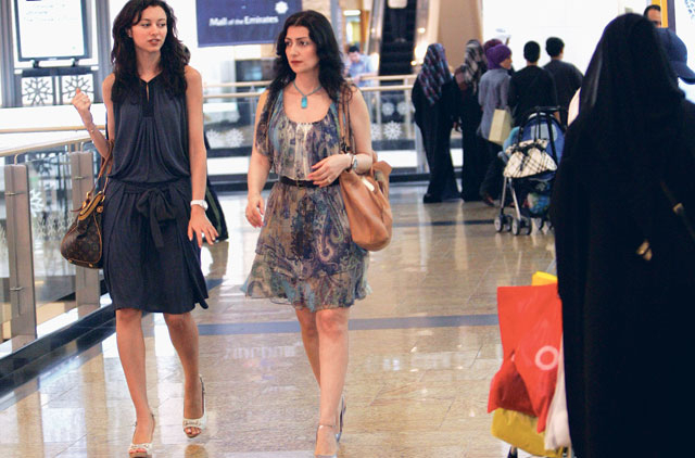 What should a female tourist wear in Dubai? - Quora