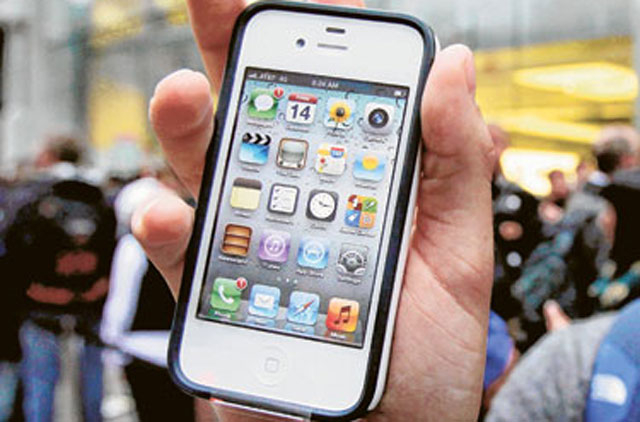 Shops Expect Rush For Official Iphone4s Sale Technology Gulf News