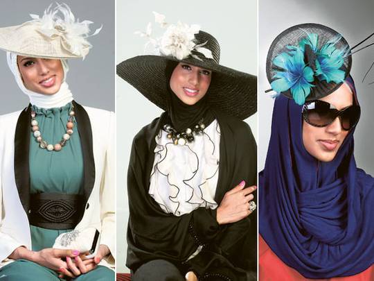 Платок поверх шляпы. Шляпа поверх платка. Шляпы поверх хиджаба. На платок сверху шляпа. Шляпе поверх платка зимой.