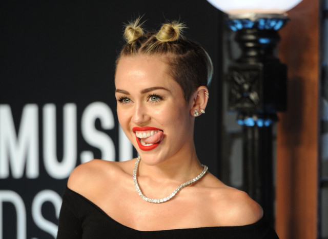 Miley Cyrus Celebrates Birthday With Haircut