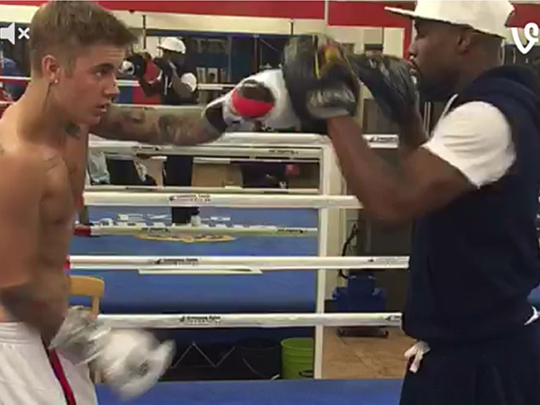 Justin Biebers Boxing Lesson From Mayweather Hollywood Gulf News