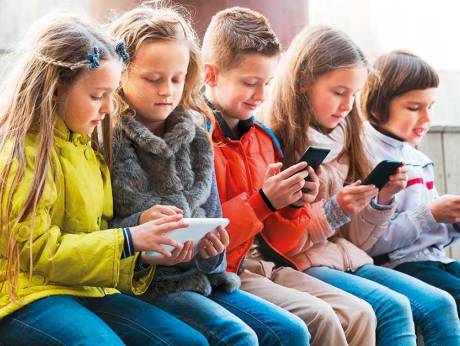 Children texting 