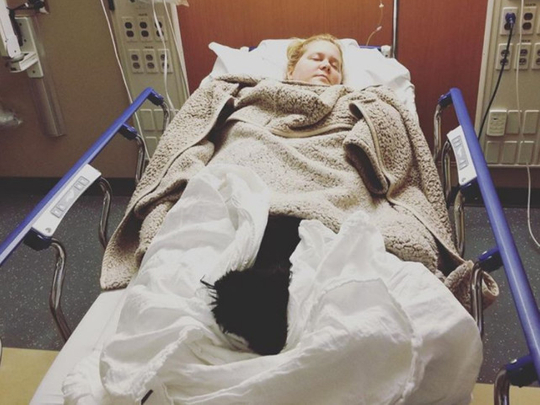 tab Amy Schumer in hospital -