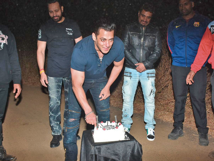 Salman Khan's 57th birthday: 'Bhaijaan' cuts cake with paps, see pictures -  Articles