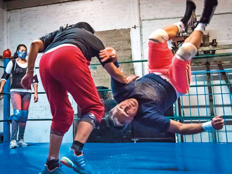 Mexican women wrestlers wage war of sexes