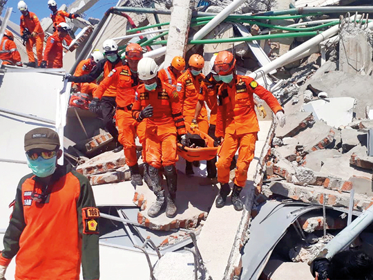 Mass burials as death toll in Indonesia quake-tsunami tops 800 | Asia ...