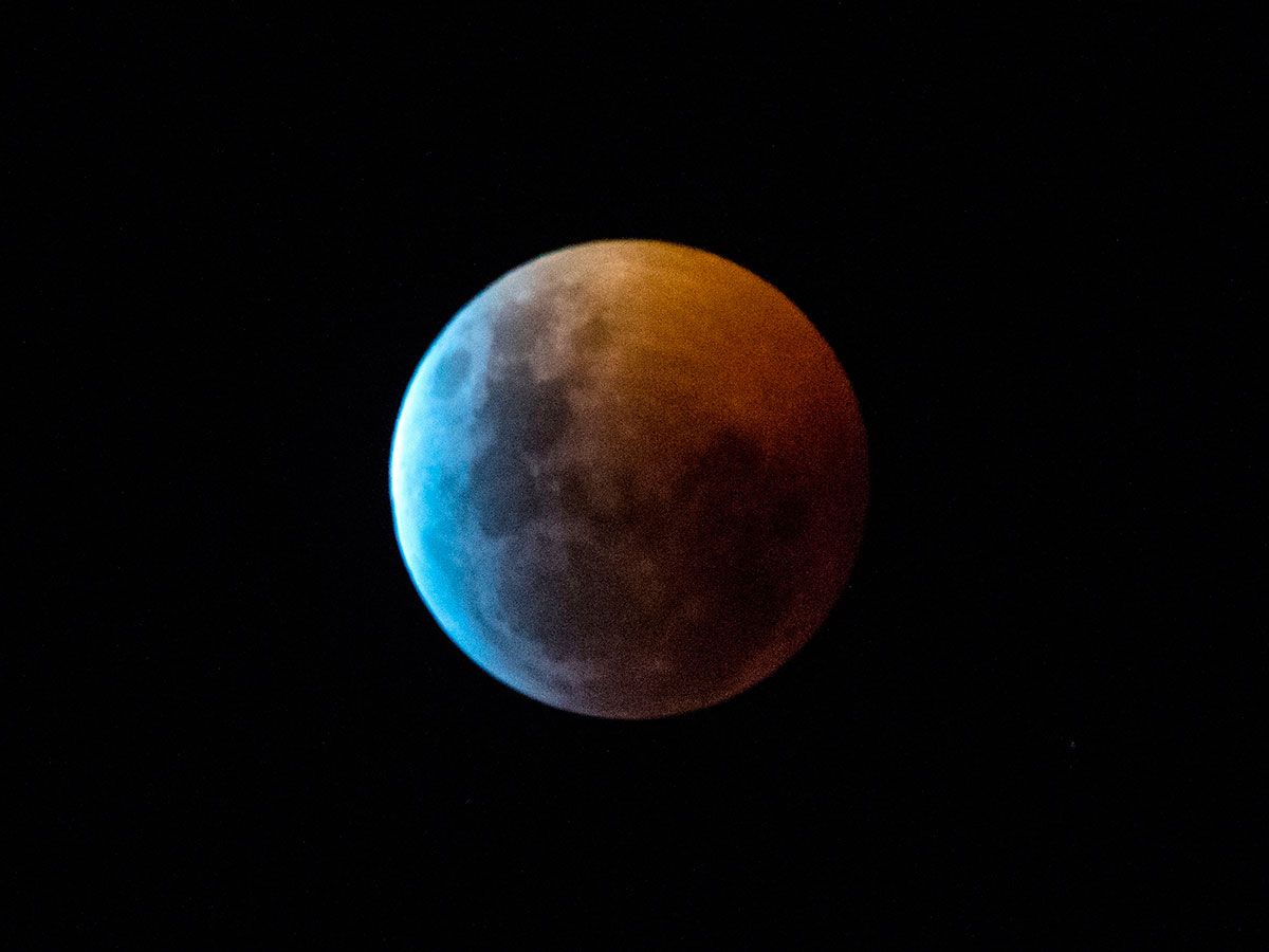 Photo gallery Total lunar eclipse woos sky watchers World Gulf News