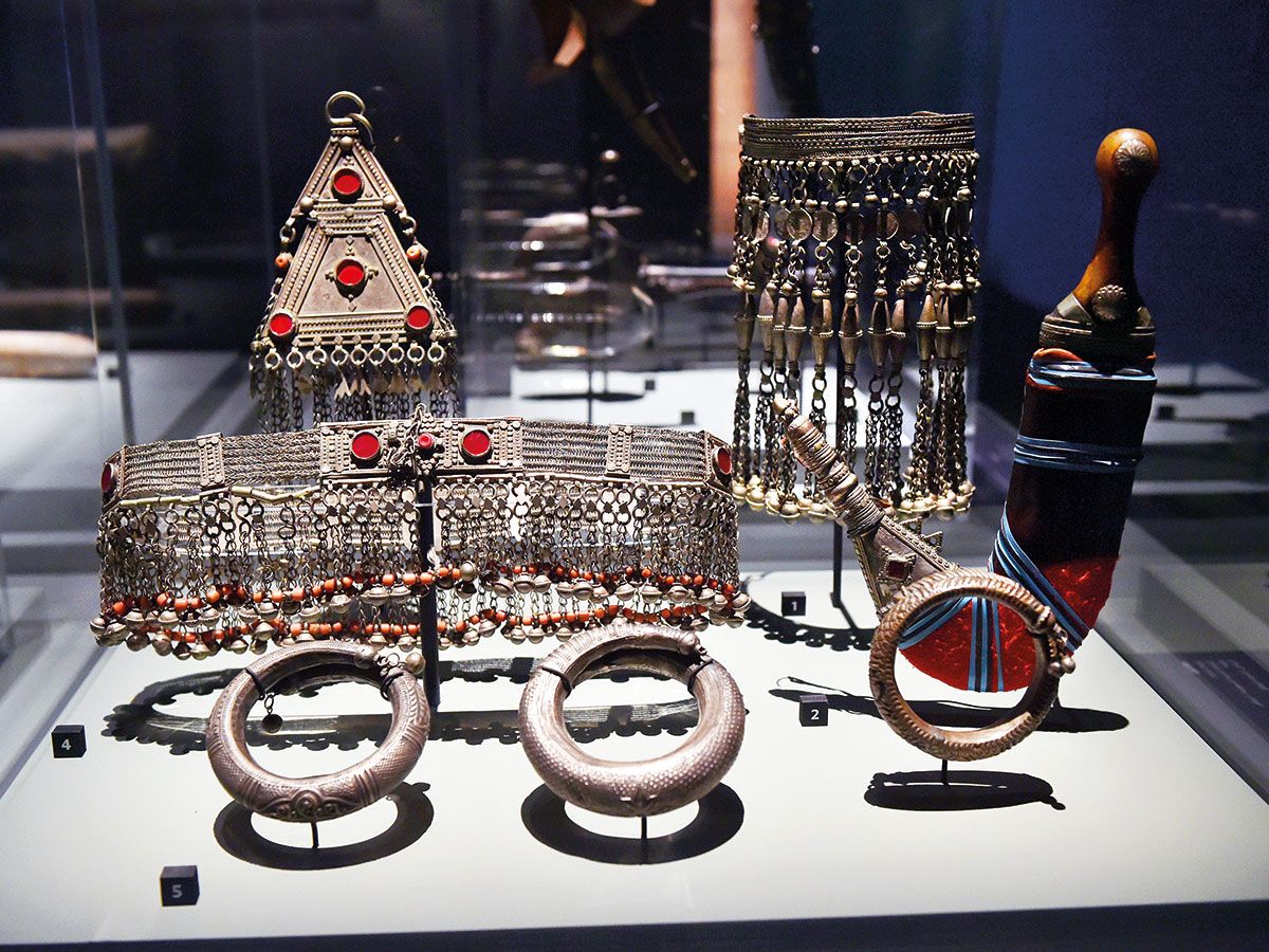 Ornaments and a dagger dating back to 1800-200BC