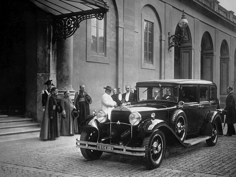 1930 Nurburg popemobile