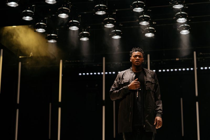 2.-ETT-Othello-2018_Victor-Oshin-(Othello)_Image-Helen-Murray_1-1548749456054