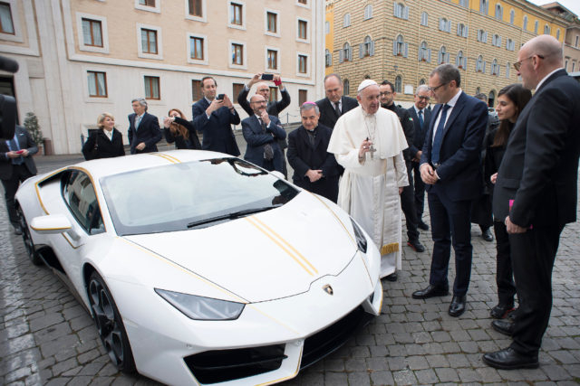 Pope Francis was given a Lamborghini Huracan 091