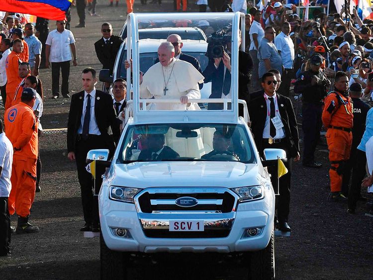 Pope_Francis_waves_to_pilgrims_resources