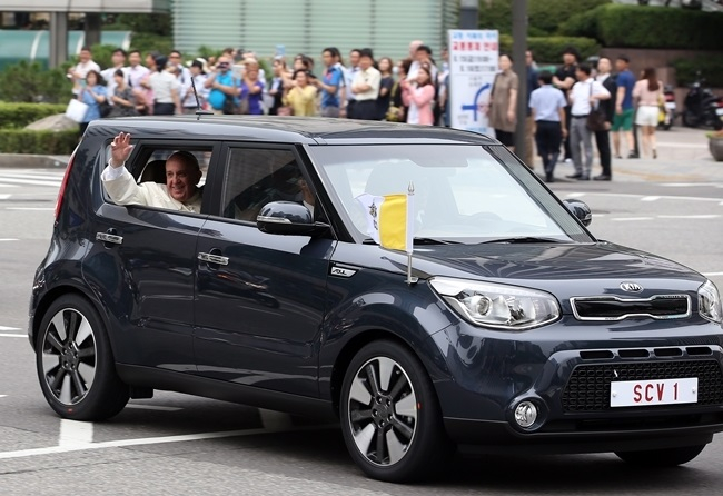 Pápež František v KIA Soul, foto je hostované na gulfnews.com