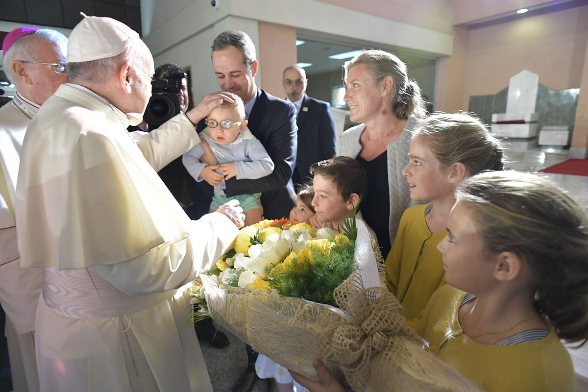 Pope Francis blessing children 19