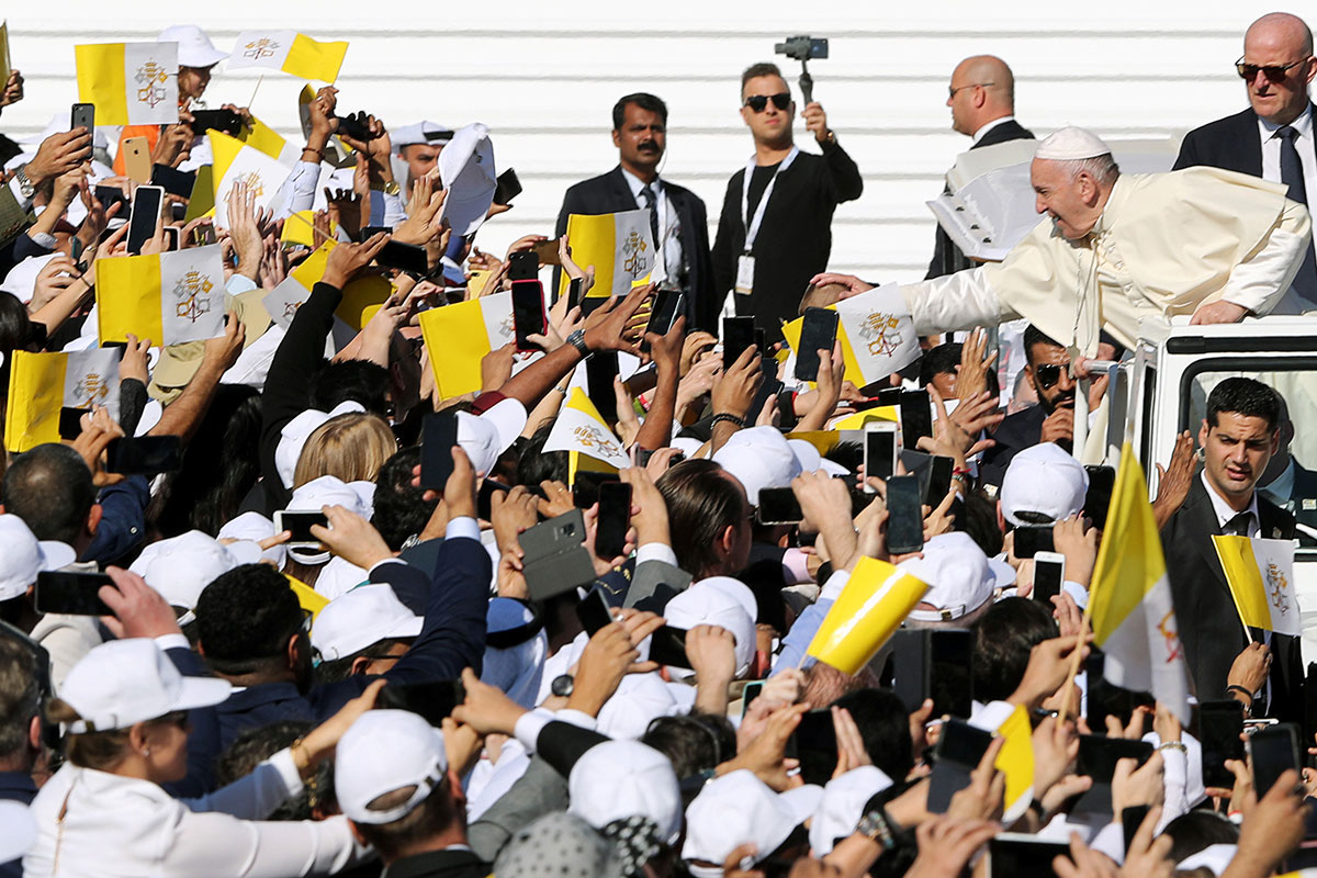 Pope Francis greet people 26