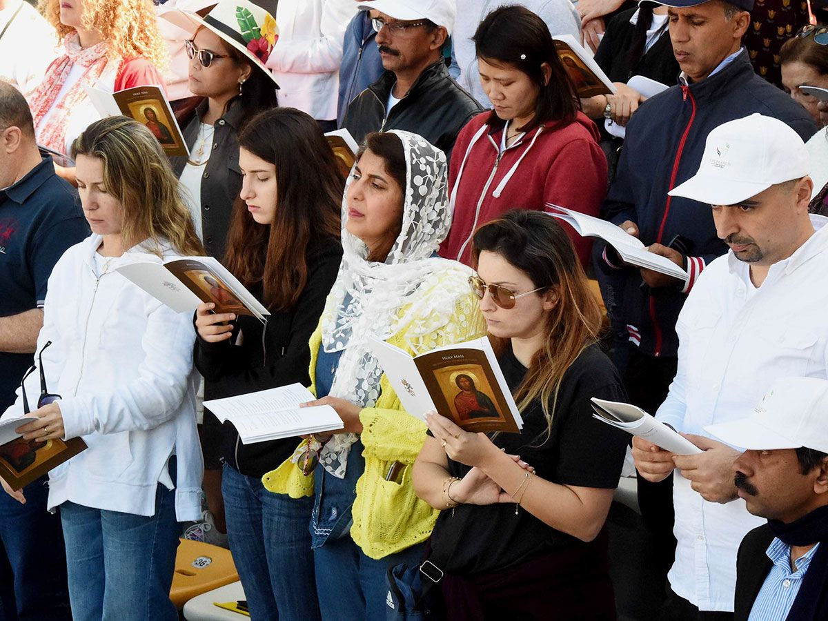 Worshippers pray 21