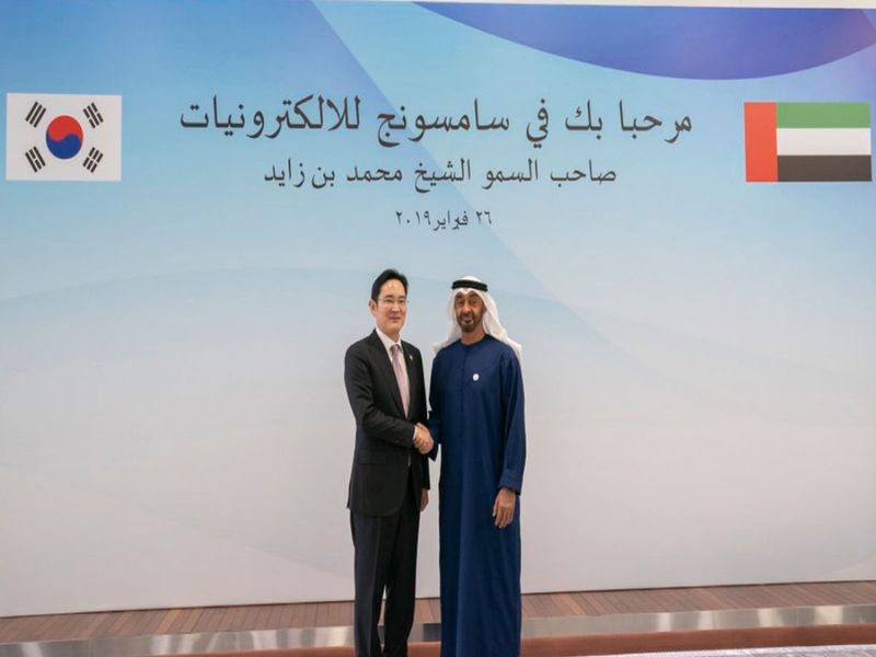His Highness Shaikh Mohammdd bin Zayed Al Nahyan, Crown Prince of Abu Dhabi and Deputy Supreme Commander of the UAE Armed Forces at the Samsung Semiconductor Research Center