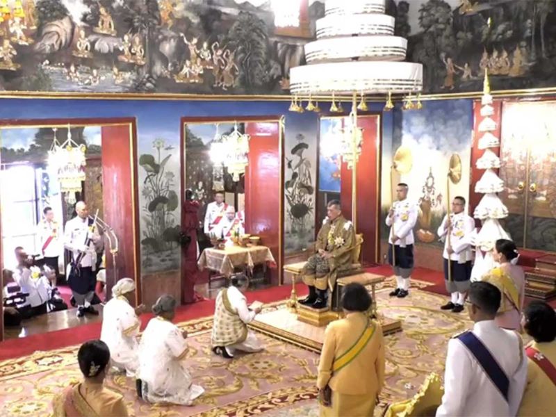 The Thai King sits beneath a nine-tiered umbrella 01