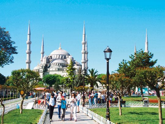 İstanbul'daki Sultanahmet Camii'nde turistler