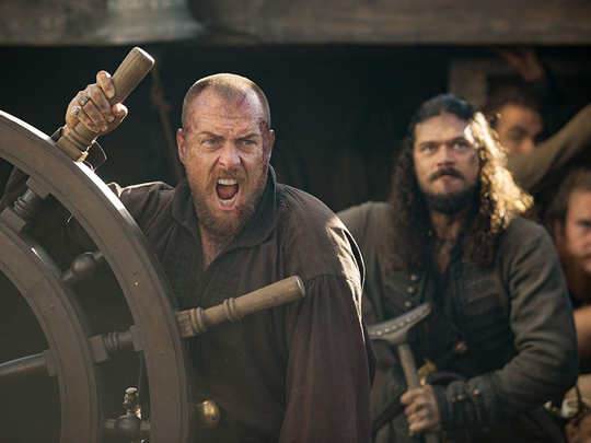 tab Toby Stephens and Luke Arnold in Black Sails (2014)-1558422507379