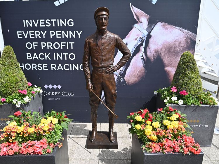 SPO_190601 Lester Piggott and Statue-1559407921860