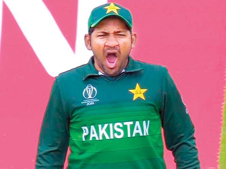 Pakistan-captain-Sarfaraz-Ahmad-yawns_16