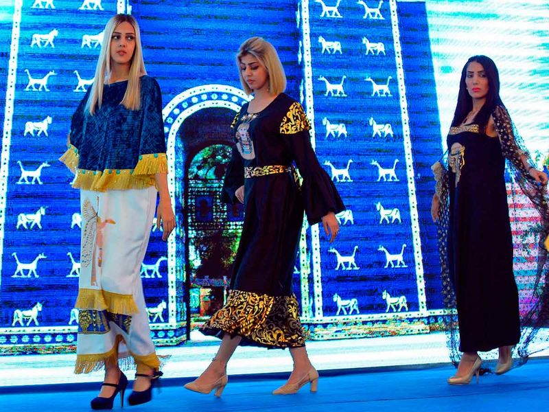 Models at Ishtar gate 20190705