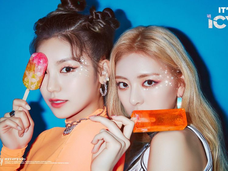ITZY - left to right - Yuna and Yeji-1563022758812