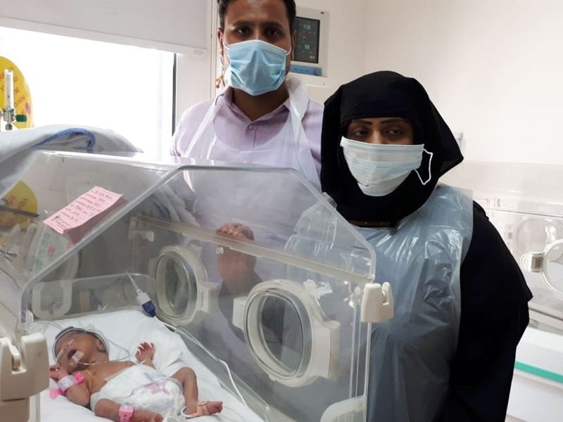 NAT-190711-premature-baby-with-her-parents-(Read-Only)