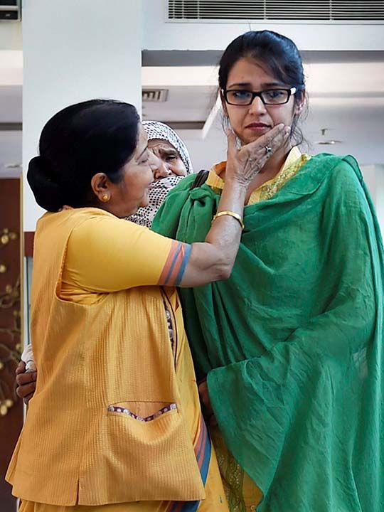 Sushma Swaraj greeting Uzma 