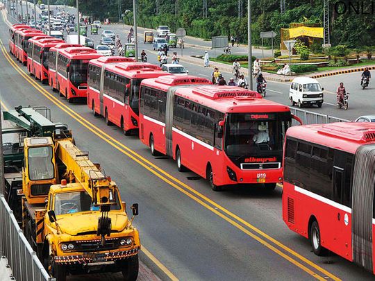 ■Employees of Metro Bus Service line up buses at Kalma Chowk in Lahore