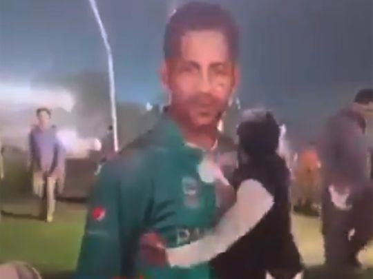 Video: Pakistan fan destroys Sarfaraz Ahmed 's hoarding post loss against Sri Lanka