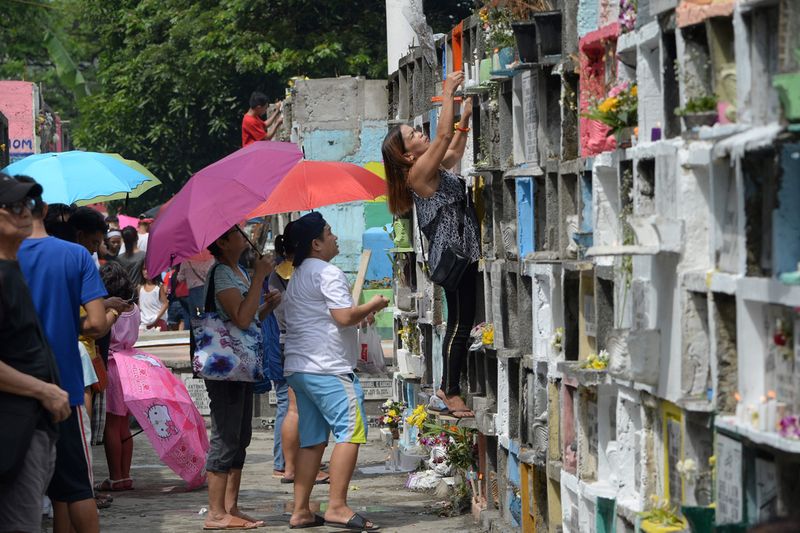 Filipinos pack cemeteries to remember the dead