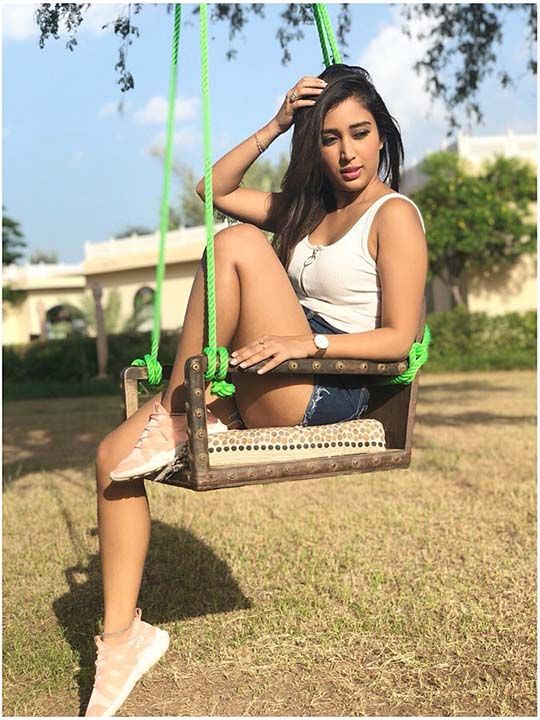 Priyamvada Kant The Sultry Siren Of Dating Reality Show Wants To Fall 