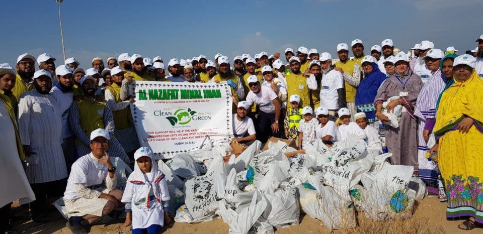 NAT 191115 Dawoodi Bohra community take part in a clean up operation around Dubai streets on Friday1-1573819794086