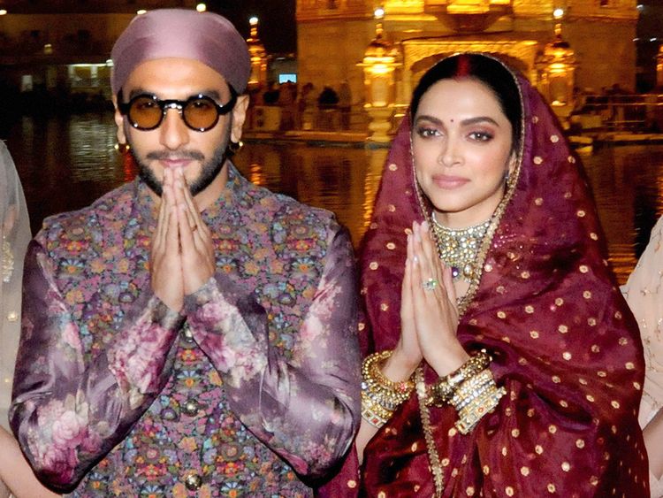 Photos Ranveer Singh And Deepika Padukone Visit Golden Temple On Wedding Anniversary Entertainment Photos Gulf News