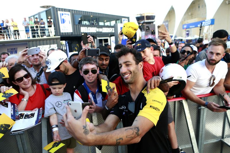 Daniel Ricciardo meeting fans-1575096913995