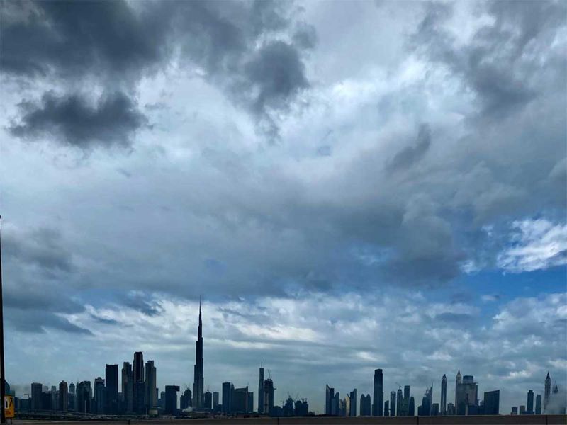 Дубай дождь сегодня. Дубай пасмурно. Дождь в Дубае. Дождливый Дубай\. Дубай смог.