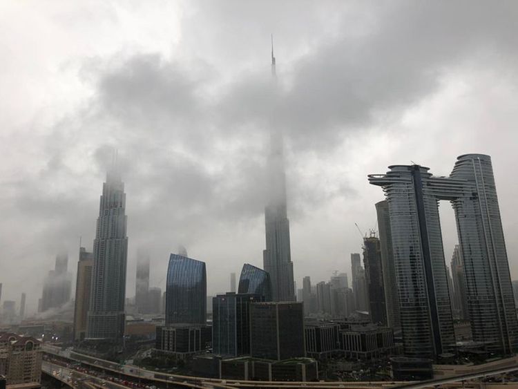 Video Thunderstorm in Dubai, Burj Khalifa disappears behind fog Uae