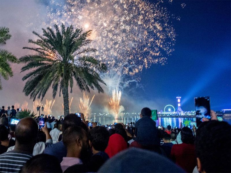 Abu Dhabi Sharjah Residents Visitors Gather For New Year S Eve