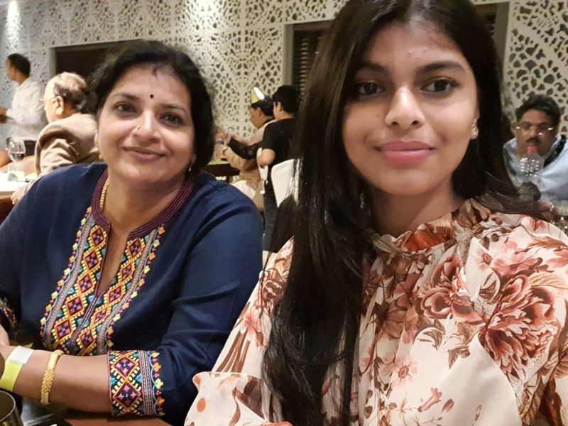 Indian Mother Daughter Duo Win Dh34000 In Gold At Dubai Shopping