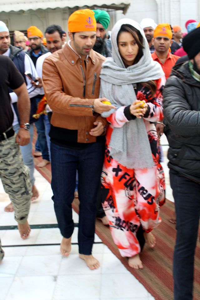 Varun Dhawan and Shraddha Kapoor visits Gurudwara Bangla Sahib in New Delhi 
