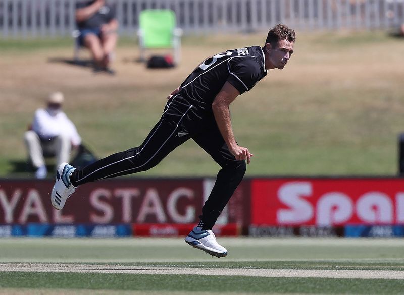 New Zealand’s Tim Southee bowls during the third one-day international cricket match between New Zealand and India at the Bay Oval in Mount Maunganui on February 11, 2020. / AFP / MICHAEL BRADLEY