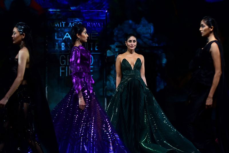 Kareena Kapoor stuns at Lakme Fashion Week finale | Entertainment ...