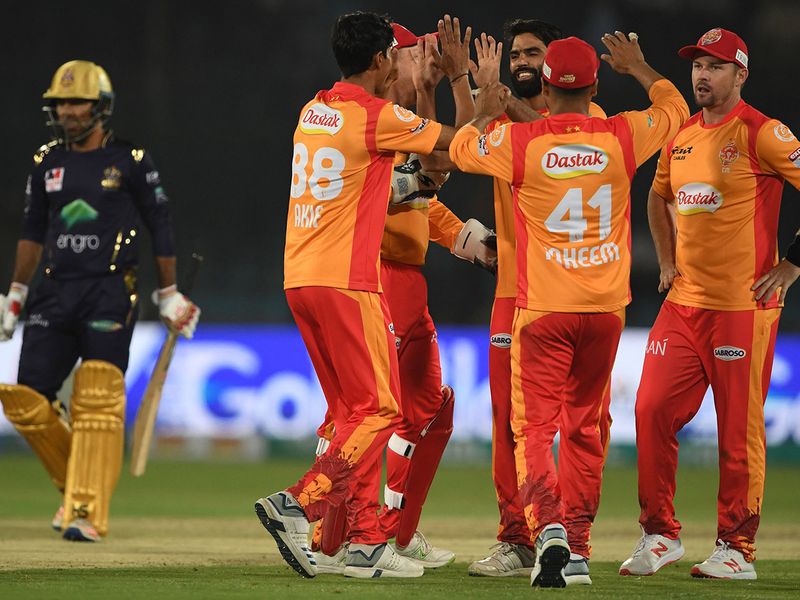 Islamabad United's players celebrate after the dismissal of Quetta Gladiators's Sarfraz Ahmed (L) during the Pakistan Super League (PSL) Twenty20 cricket match between Quetta Gladiators and Islamabad United at The National Cricket Stadium in Karachi on February 20, 2020.  / AFP / Asif HASSAN