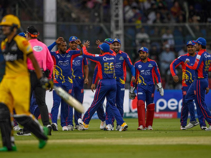 Karachi Kings' cricketers celebrate after the dismissal of Peshawar Zalmi's Haider Ali (L) during the Pakistan Super League (PSL) Twenty20 cricket match between Peshawar Zalmi and Karachi Kings at the National Cricket Stadium in Karachi on February 21, 2020.  / AFP / Asif HASSAN