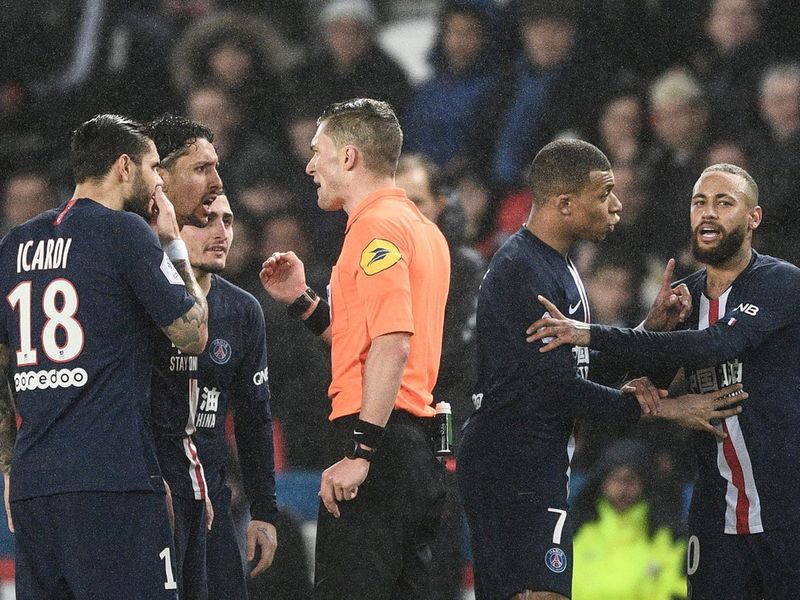 PSG players argue after Neymar's red card