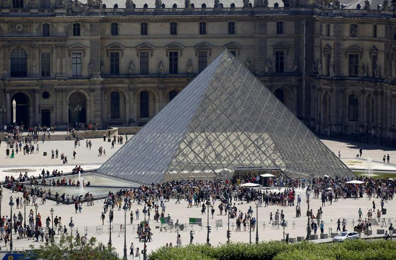 People line up at the Louvre Museum March 1 2020 Sunday 