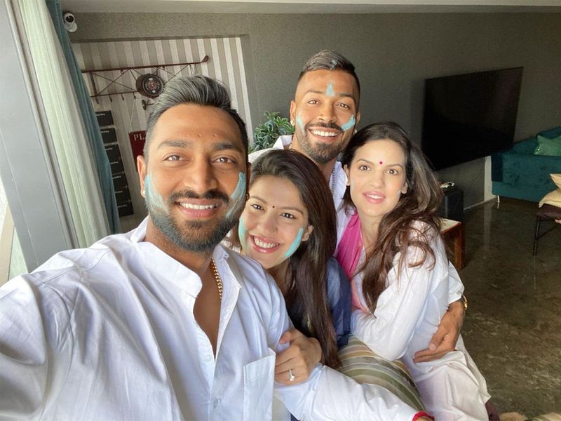Hardik Pandya celebrates Holi with fiancee Natasha Stankovic and family
